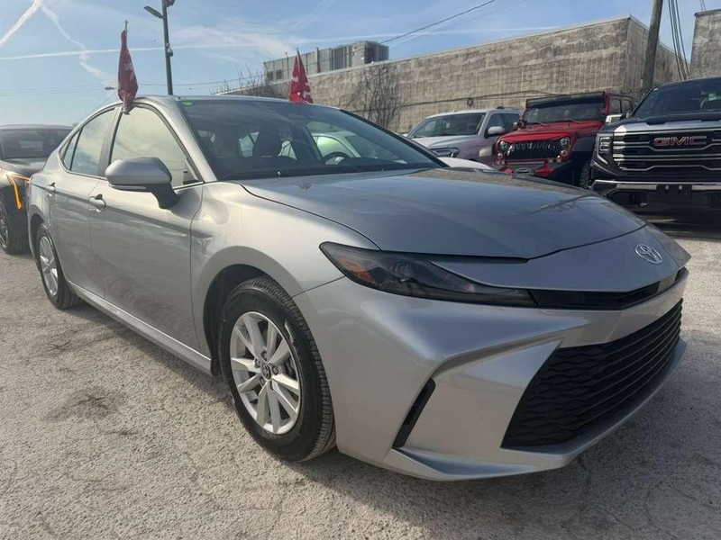 Toyota Camry Vehicle Full-screen Gallery Image 9