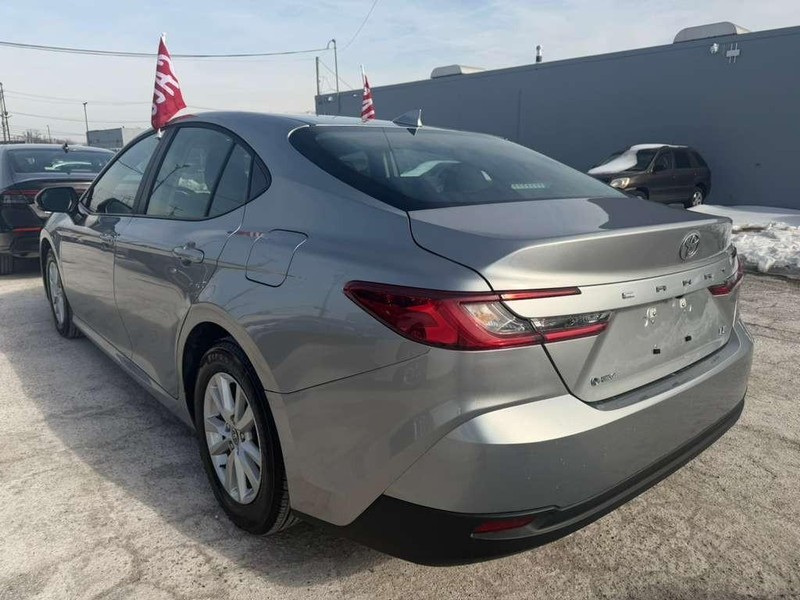 Toyota Camry Vehicle Full-screen Gallery Image 10