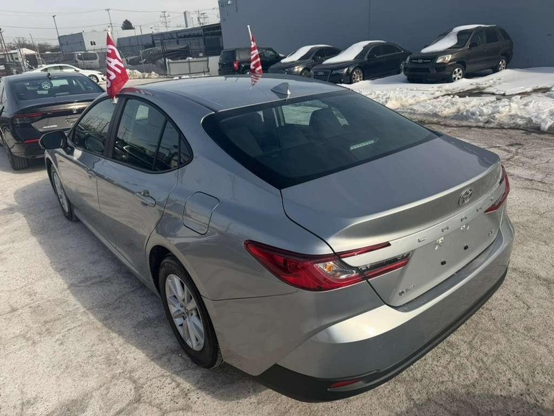 Toyota Camry Vehicle Full-screen Gallery Image 11