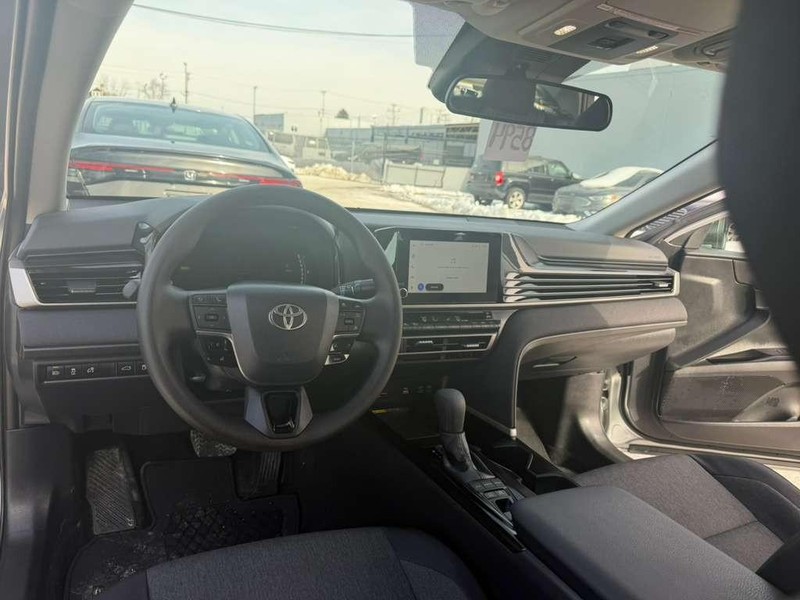 Toyota Camry Vehicle Full-screen Gallery Image 15