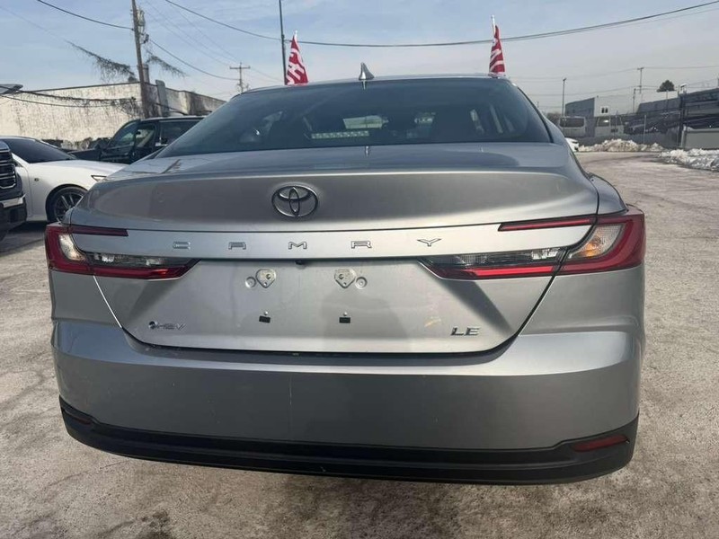 Toyota Camry Vehicle Full-screen Gallery Image 16