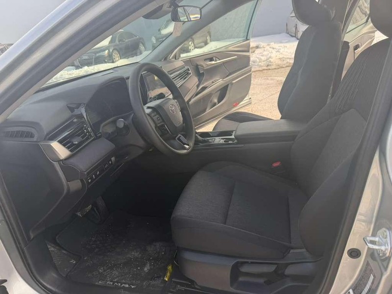 Toyota Camry Vehicle Full-screen Gallery Image 17