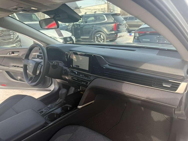 Toyota Camry Vehicle Full-screen Gallery Image 19