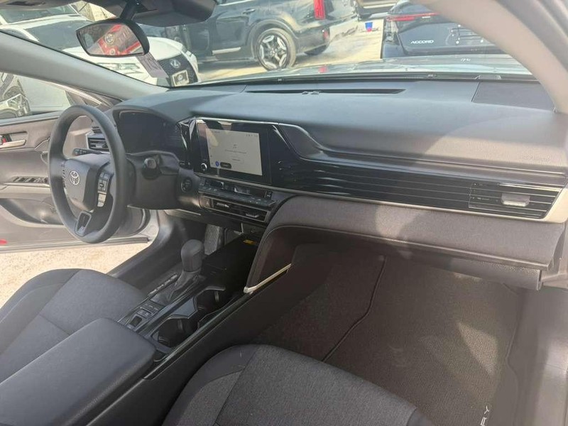 Toyota Camry Vehicle Full-screen Gallery Image 21