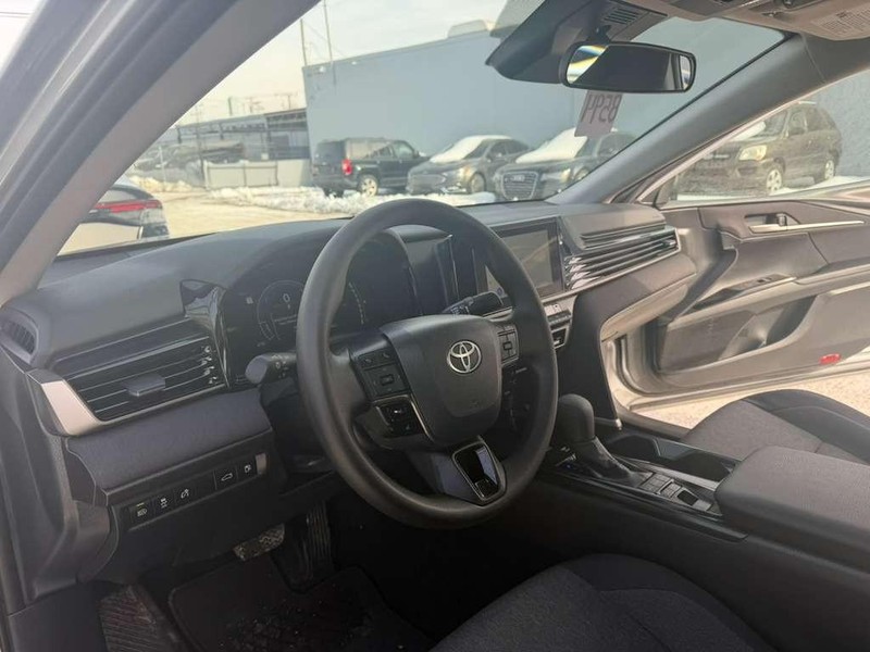 Toyota Camry Vehicle Full-screen Gallery Image 22