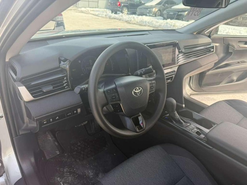 Toyota Camry Vehicle Full-screen Gallery Image 23