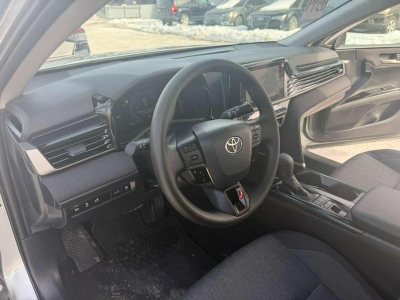 Toyota Camry Vehicle Full-screen Gallery Image 24