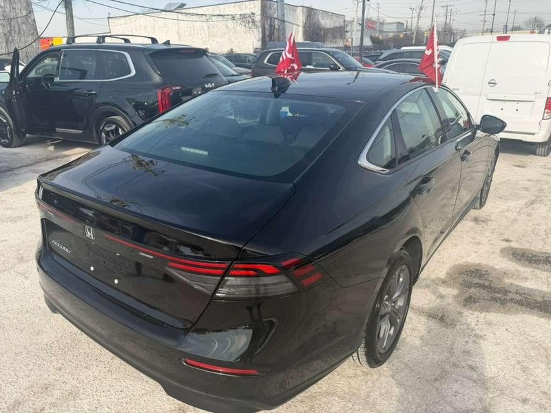 Honda Accord Sedan Vehicle Full-screen Gallery Image 9