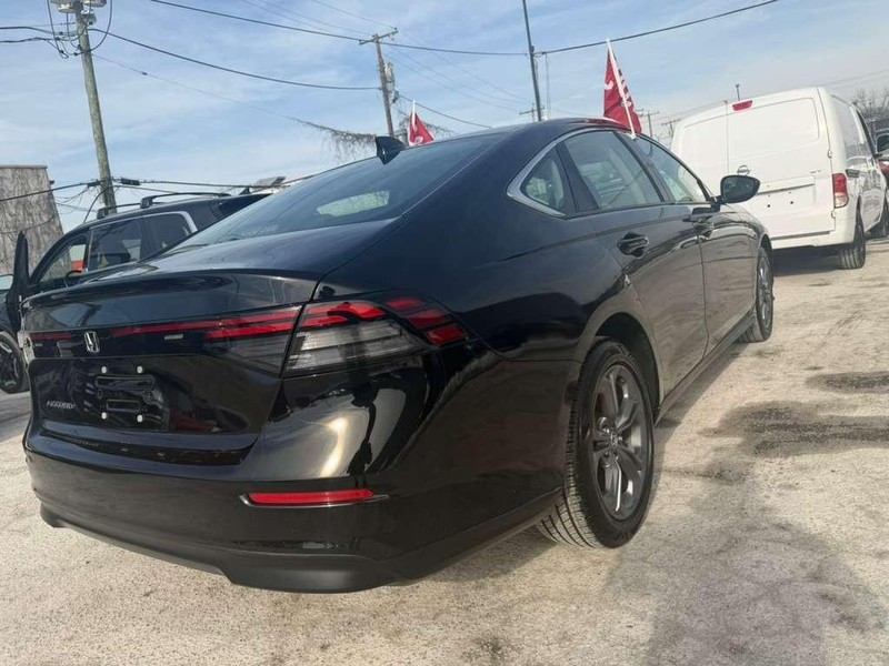 Honda Accord Sedan Vehicle Full-screen Gallery Image 11