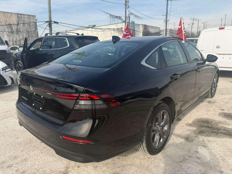 Honda Accord Sedan Vehicle Full-screen Gallery Image 12