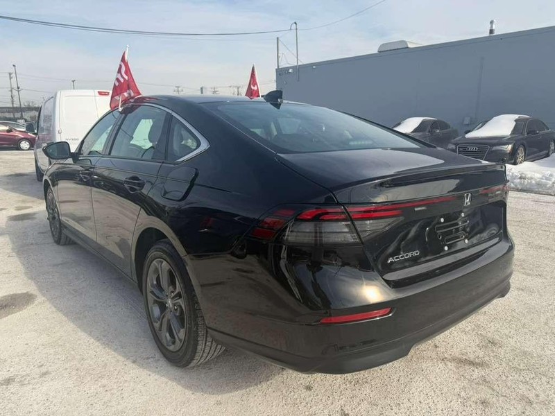 Honda Accord Sedan Vehicle Full-screen Gallery Image 13