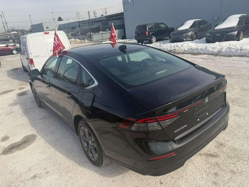 Honda Accord Sedan Vehicle Full-screen Gallery Image 14