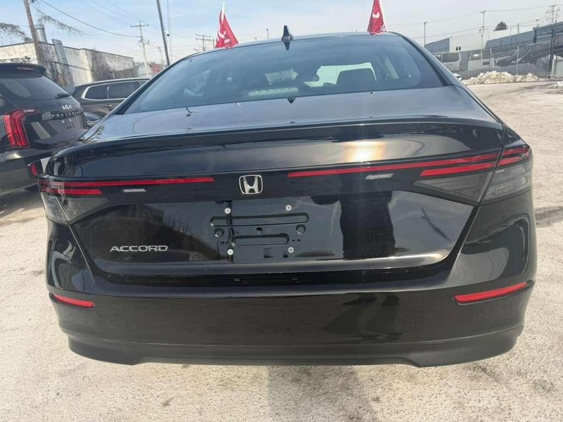 Honda Accord Sedan Vehicle Full-screen Gallery Image 17