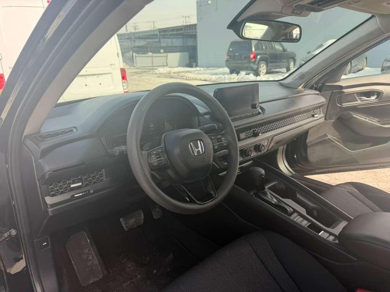 Honda Accord Sedan Vehicle Full-screen Gallery Image 23