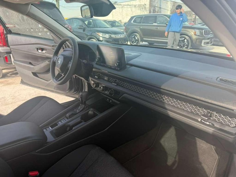 Honda Accord Sedan Vehicle Full-screen Gallery Image 25