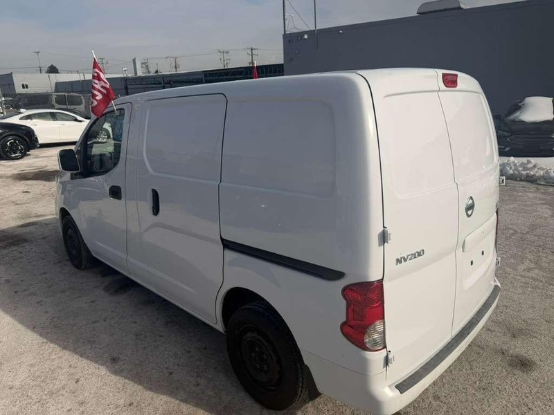 Nissan NV200 Compact Cargo Vehicle Full-screen Gallery Image 12