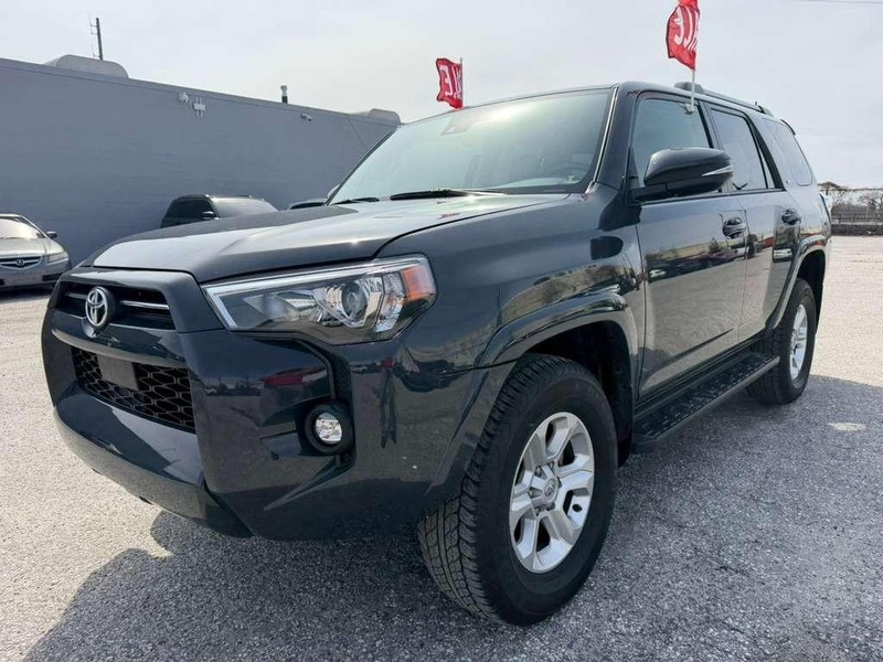 Toyota 4Runner Vehicle Full-screen Gallery Image 2