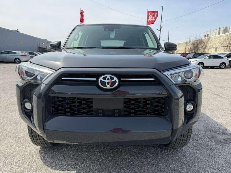 Toyota 4Runner Vehicle Full-screen Gallery Image 3