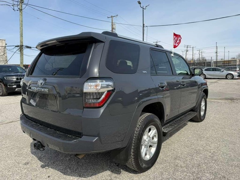 Toyota 4Runner Vehicle Full-screen Gallery Image 8