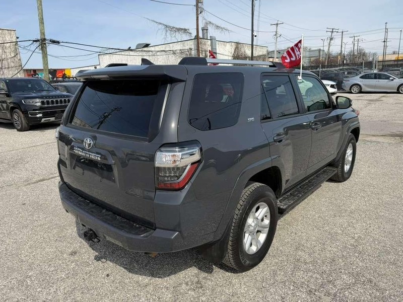 Toyota 4Runner Vehicle Full-screen Gallery Image 9