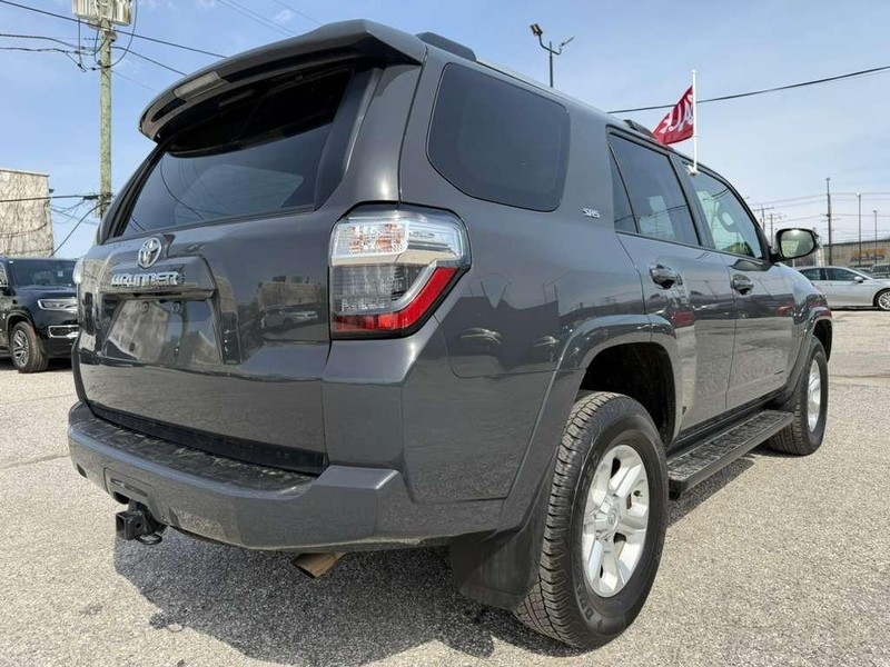 Toyota 4Runner Vehicle Full-screen Gallery Image 10