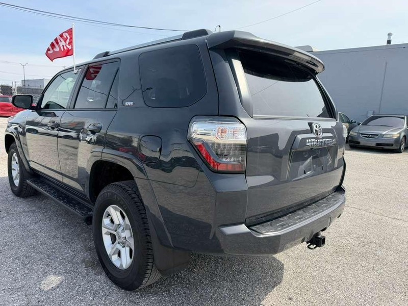 Toyota 4Runner Vehicle Full-screen Gallery Image 12