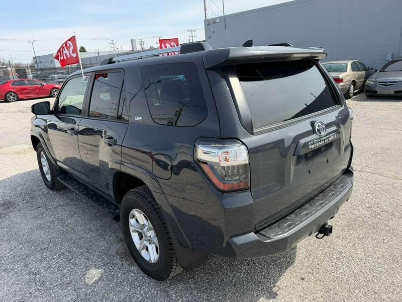 Toyota 4Runner Vehicle Full-screen Gallery Image 13