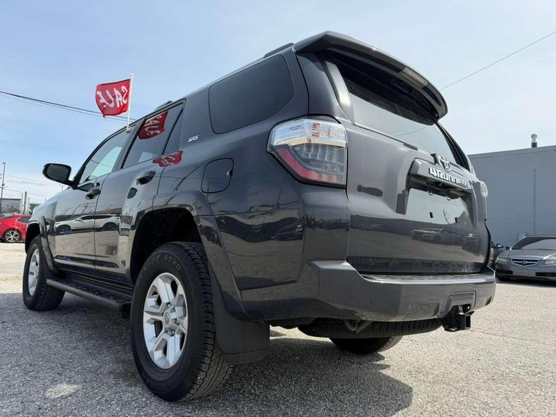 Toyota 4Runner Vehicle Full-screen Gallery Image 14