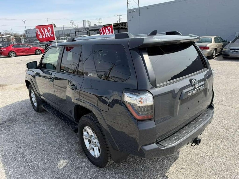 Toyota 4Runner Vehicle Full-screen Gallery Image 15