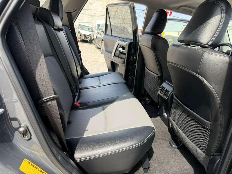 Toyota 4Runner Vehicle Full-screen Gallery Image 16