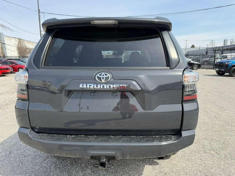 Toyota 4Runner Vehicle Full-screen Gallery Image 17