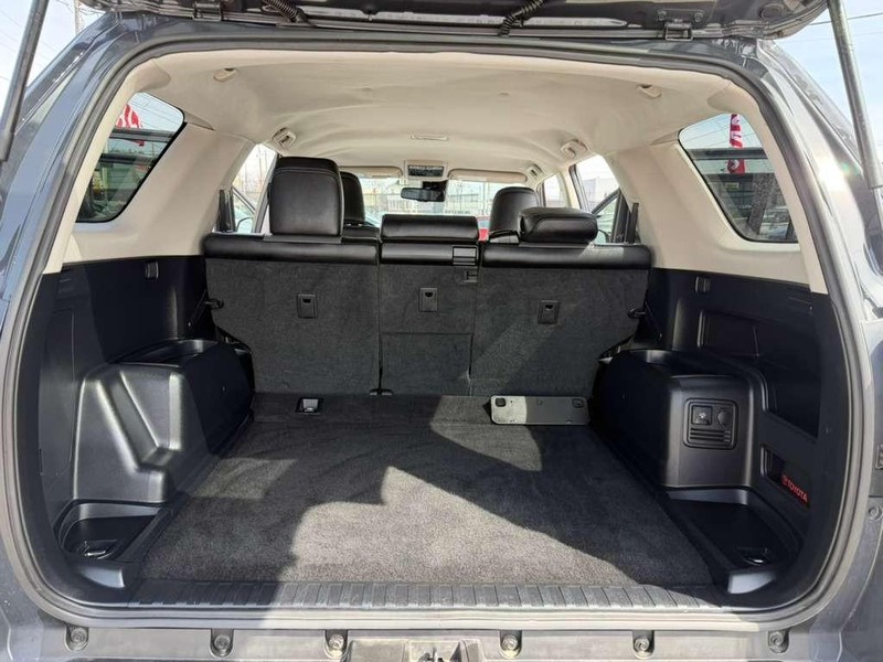 Toyota 4Runner Vehicle Full-screen Gallery Image 18