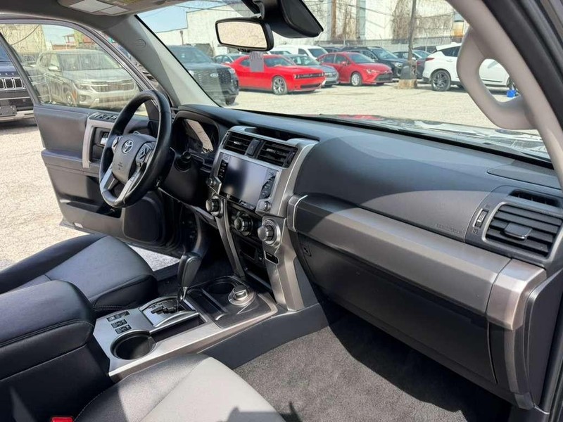 Toyota 4Runner Vehicle Full-screen Gallery Image 19