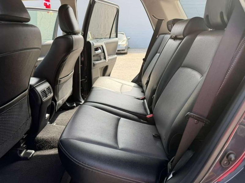 Toyota 4Runner Vehicle Full-screen Gallery Image 20