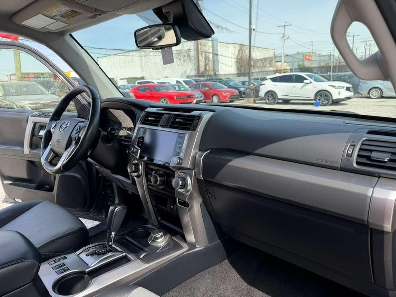 Toyota 4Runner Vehicle Full-screen Gallery Image 21