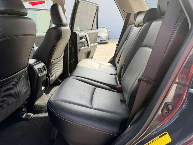 Toyota 4Runner Vehicle Full-screen Gallery Image 22