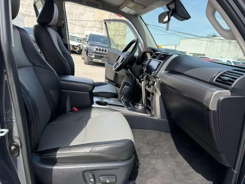 Toyota 4Runner Vehicle Full-screen Gallery Image 23