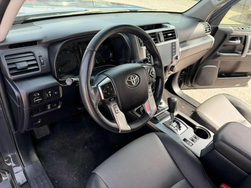 Toyota 4Runner Vehicle Full-screen Gallery Image 24