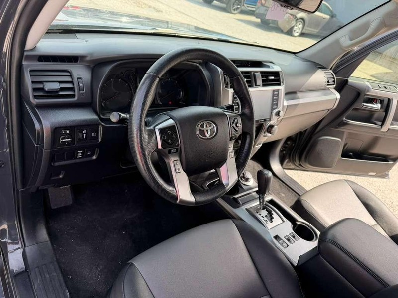 Toyota 4Runner Vehicle Full-screen Gallery Image 26