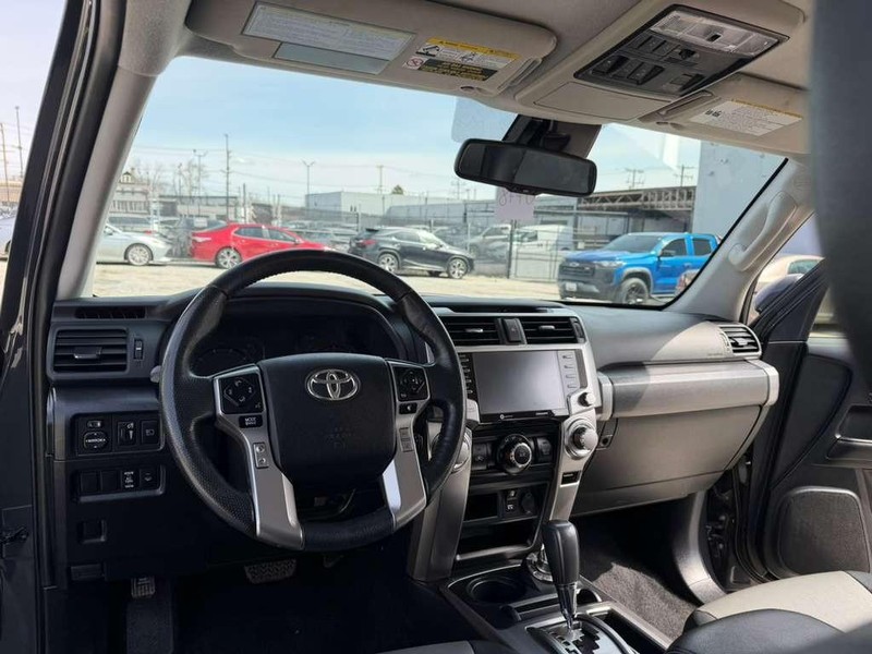 Toyota 4Runner Vehicle Full-screen Gallery Image 27