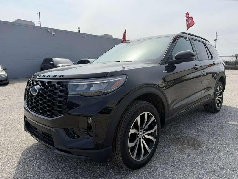 Ford Explorer Vehicle Full-screen Gallery Image 2