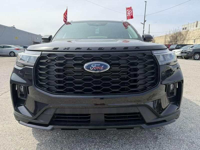 Ford Explorer Vehicle Full-screen Gallery Image 3