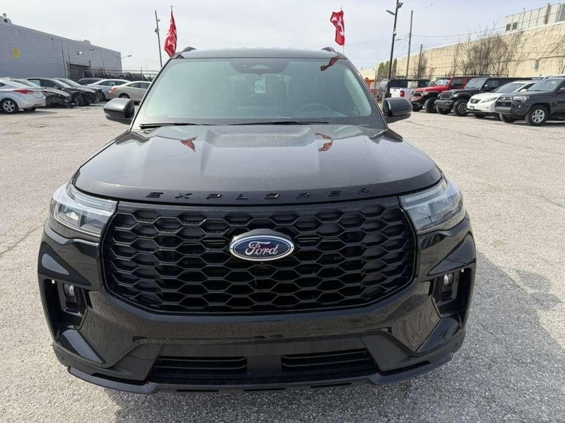 Ford Explorer Vehicle Full-screen Gallery Image 4