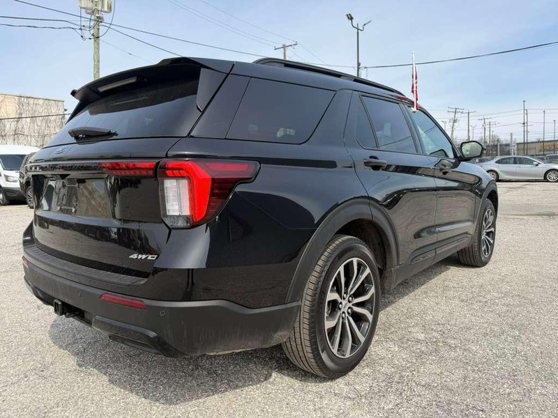Ford Explorer Vehicle Full-screen Gallery Image 8