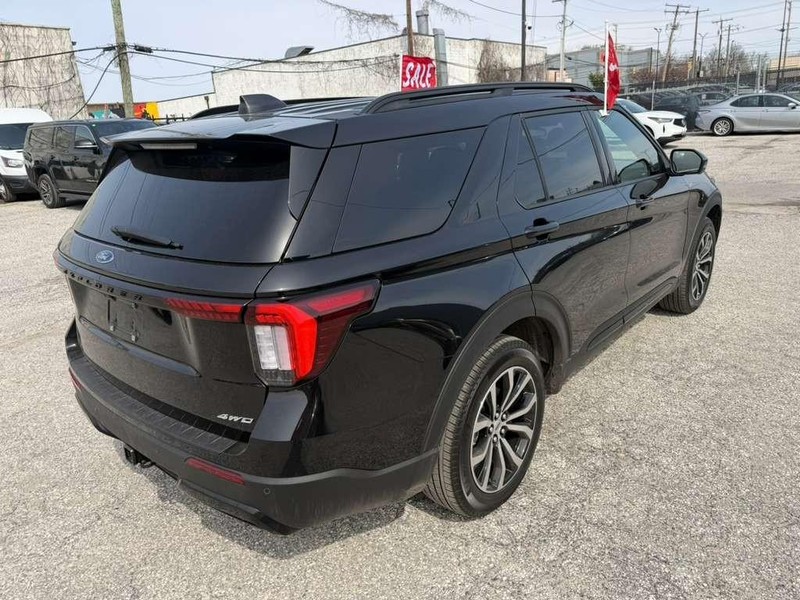 Ford Explorer Vehicle Full-screen Gallery Image 9