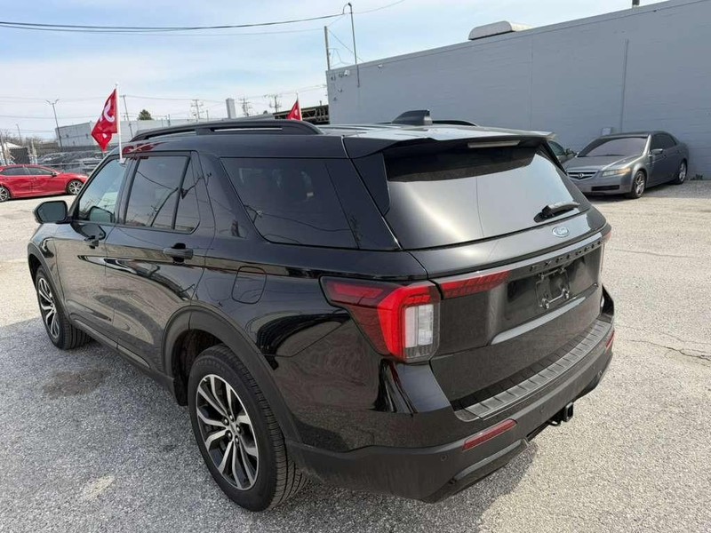 Ford Explorer Vehicle Full-screen Gallery Image 12