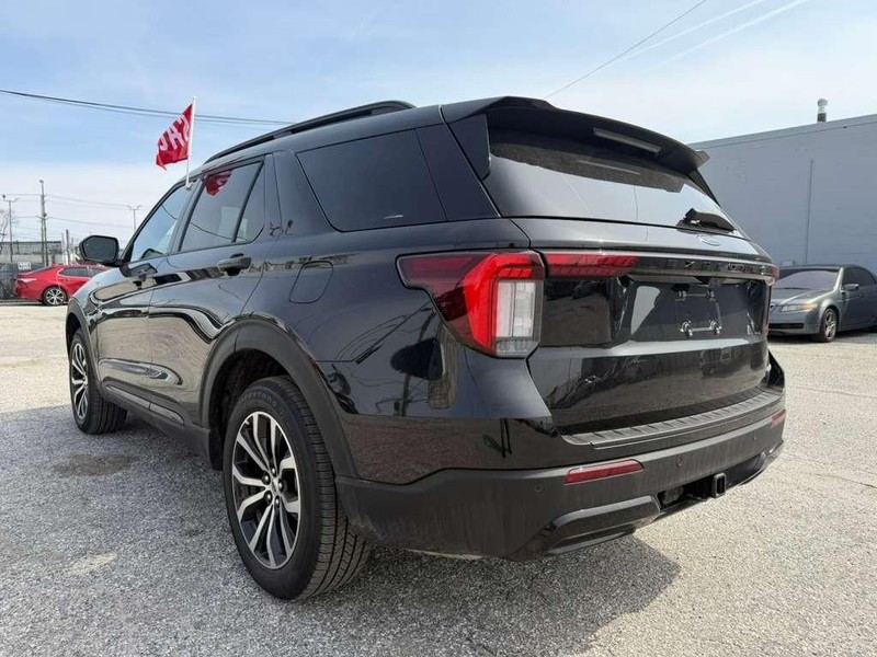 Ford Explorer Vehicle Full-screen Gallery Image 13