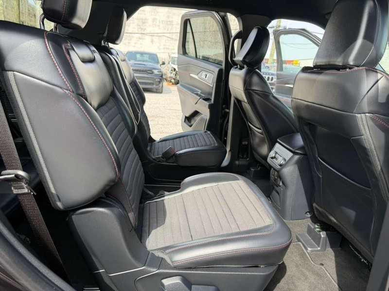 Ford Explorer Vehicle Full-screen Gallery Image 14