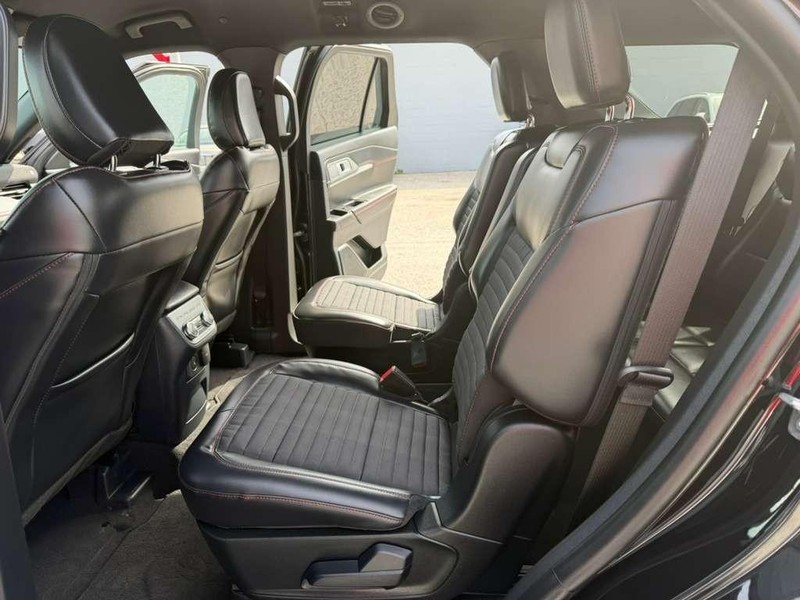 Ford Explorer Vehicle Full-screen Gallery Image 16