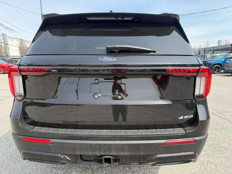 Ford Explorer Vehicle Full-screen Gallery Image 17